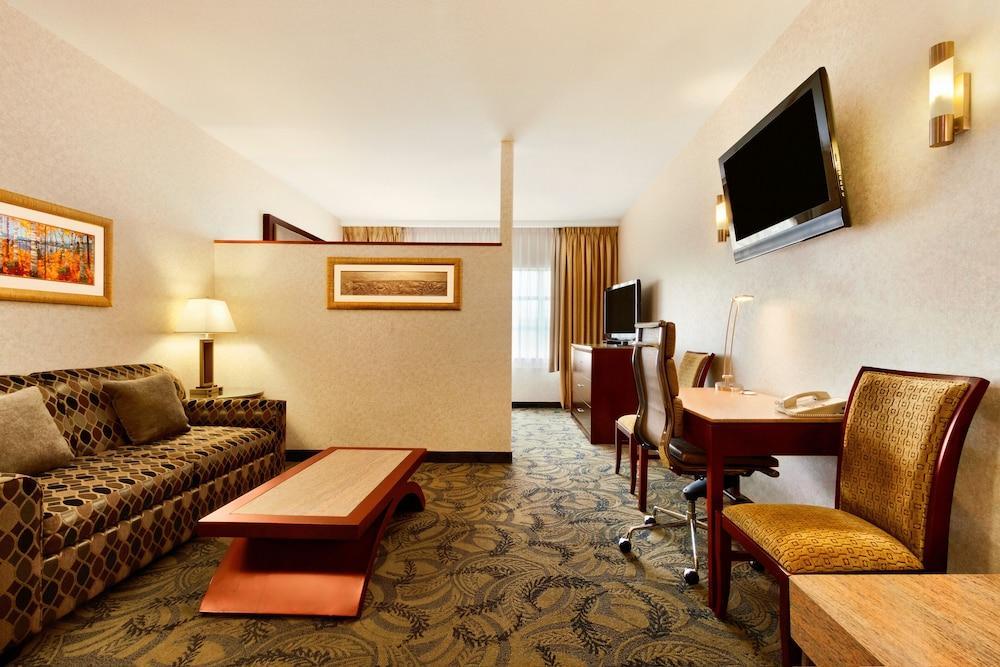 Poco Inn And Suites Hotel And Conference Center Port Coquitlam Buitenkant foto