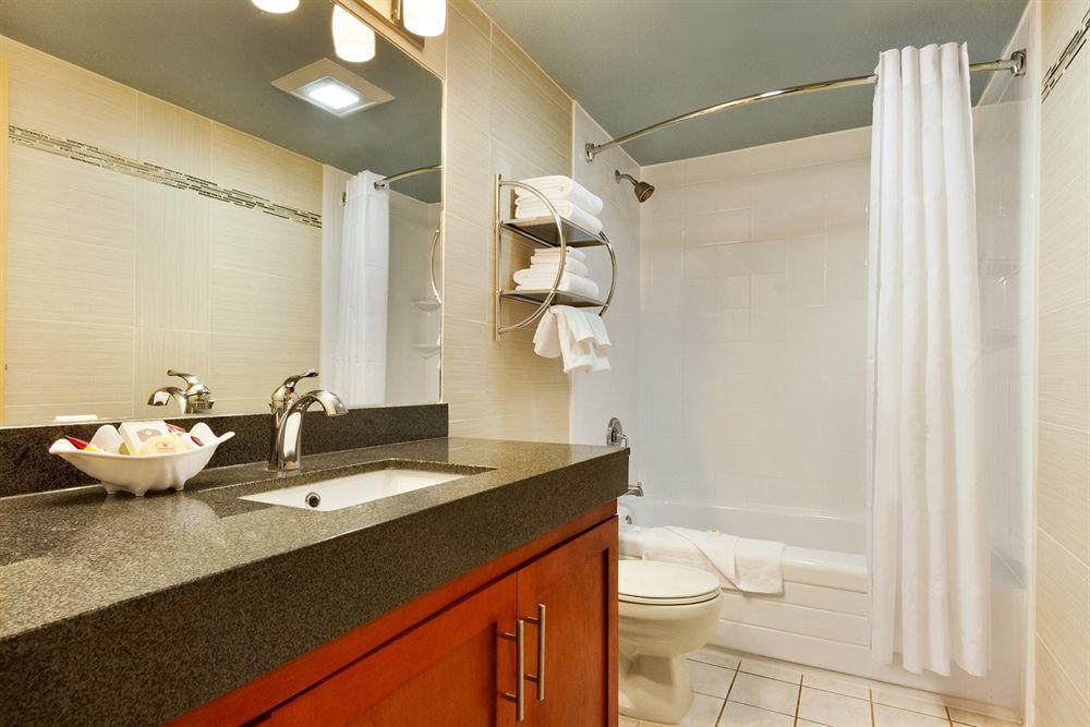 Poco Inn And Suites Hotel And Conference Center Port Coquitlam Buitenkant foto