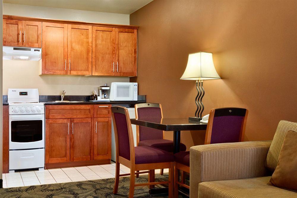 Poco Inn And Suites Hotel And Conference Center Port Coquitlam Buitenkant foto