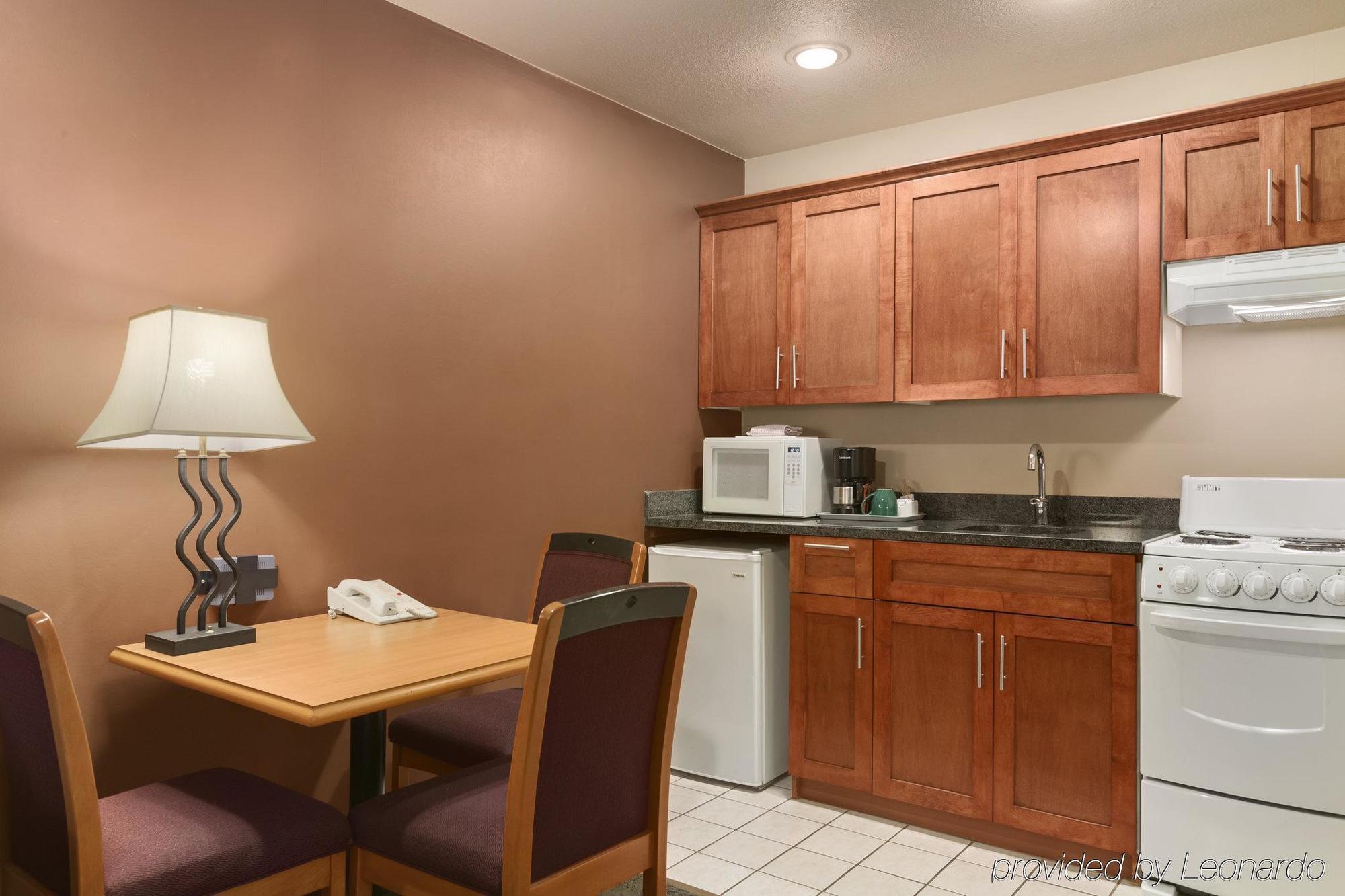 Poco Inn And Suites Hotel And Conference Center Port Coquitlam Buitenkant foto