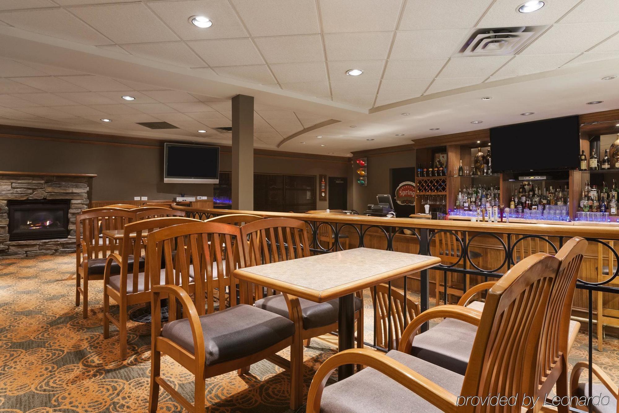 Poco Inn And Suites Hotel And Conference Center Port Coquitlam Buitenkant foto