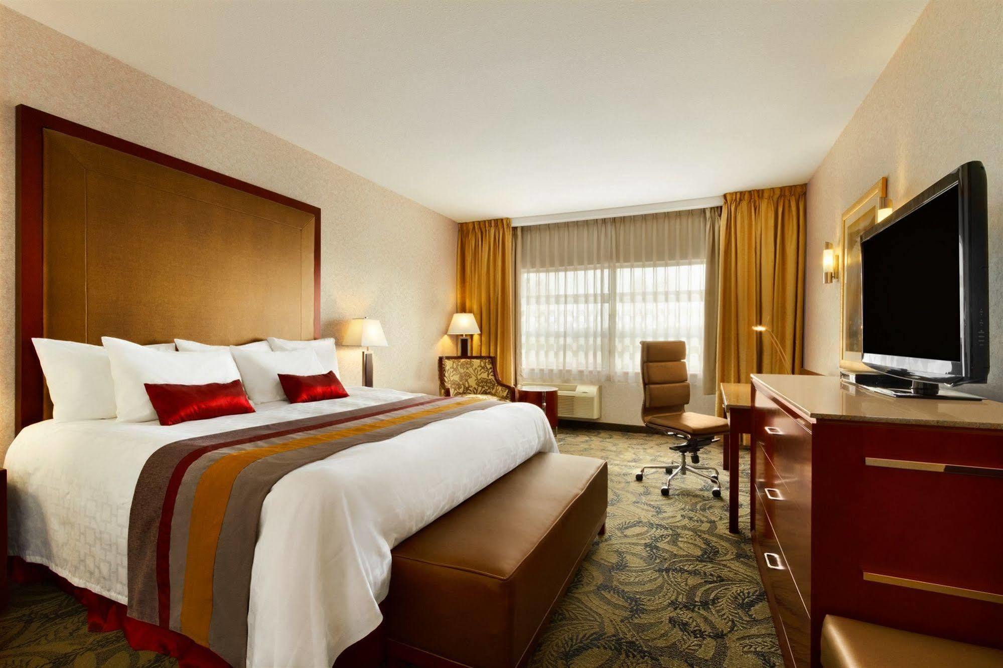 Poco Inn And Suites Hotel And Conference Center Port Coquitlam Buitenkant foto